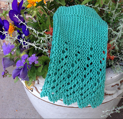 Mary, KnittinSisters on Ravelry, made this spa cloth. I love the color she chose, and she staged it beautifully!
